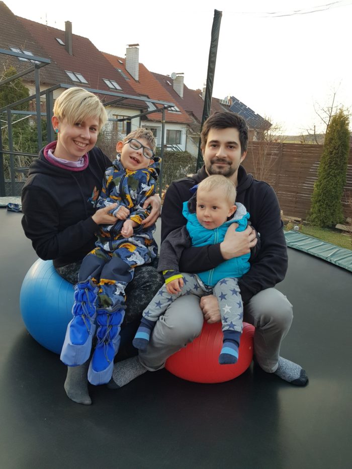 rodina se dvěma dětmi na trampolíně