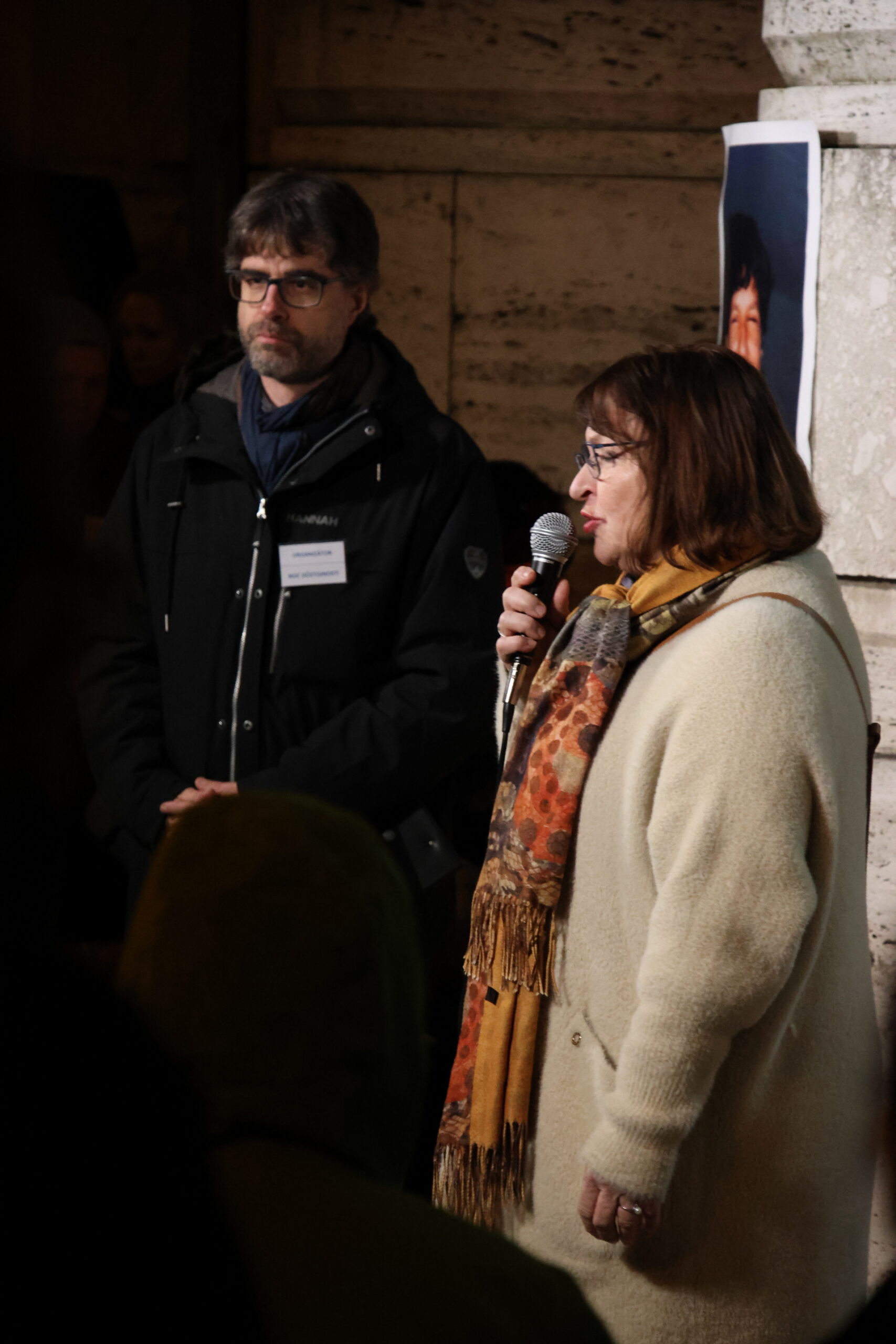 Senátorka Miluše Horská s mikrofonem, v pozadí stojí Petr Třešňák